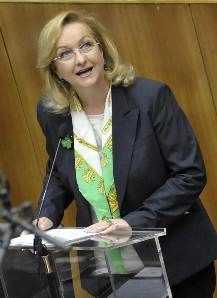 Oesterreichs Finanzministerin Maria Fekter (OeVP) haelt am Dienstag (16.10.12) im Parlament in Wien bei einer Sitzung des Nationalrates eine Rede. Bei der Sitzung am Dienstag wird das Budget fuer das Jahr 2013 vorgelegt. Foto: Hans Punz/dapd