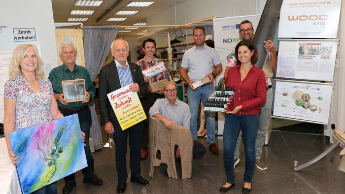 In der 10. Oktoberstraße wurde eine neue Wirtschaftsplattform von Maximilian Wurmitzer unter dem Motto: "Gegenwart verstehen - Zukunft gestalten und Unsinn erhalten?" eröffnet. Am Foto von Links: Isabella Zaminer, Peter Eberhard, Maximilian Wurmitzer, Oliver Hönigsberger, Günther Plastonek, Christian Kriegl, Klaus Hanke und Nicole Prugger.