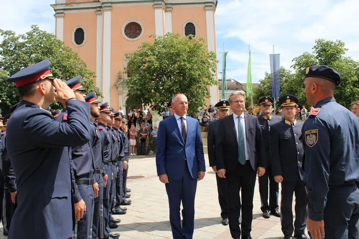 Mit dabei waren zahlreiche Ehrengäste, an der Spitze Innenminister Gerhard Karner und Landeshauptmann Christopher Drexler.