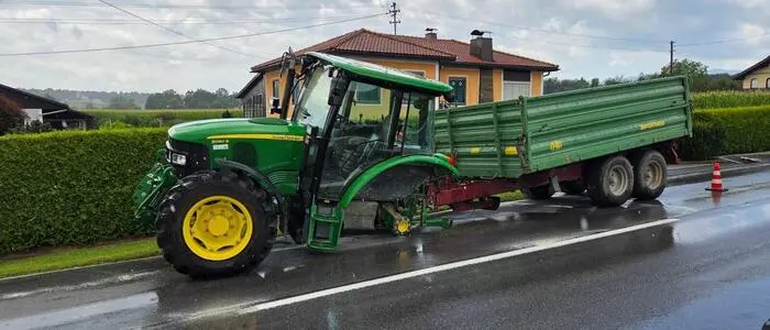 Bei der Fahrt verlor der Traktor plötzlich eines seiner Hinterräder