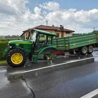 Bei der Fahrt verlor der Traktor plötzlich eines seiner Hinterräder