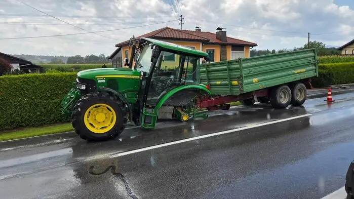 Bei der Fahrt verlor der Traktor plötzlich eines seiner Hinterräder