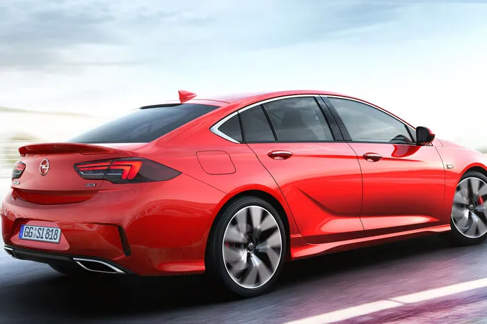 Kürzere Federn legen die Limousine um 10 Millimeter tiefer, Sportdämpfer reduzieren Karosseriebewegungen, die Brembo-Vierkolbenbremsen hinter den 20-Zöllern sowie die Lenkung wurden dazu neu abgestimmt. Der Insignia GSi kommt serienmäßig mit dem elektromechanischen FlexRide-Fahrwerk, das Stoßdämpfer und Lenkung adaptiert und darüber hinaus die Steuerung der Gaspedalkennlinie sowie die Schaltpunkte der serienmäßigen Achtstufen-Automatik je nach Modus (drei gibt es) verändert.