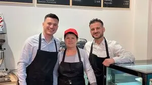 Dashurije Kabashi mit den Söhnen Blend und Shpend