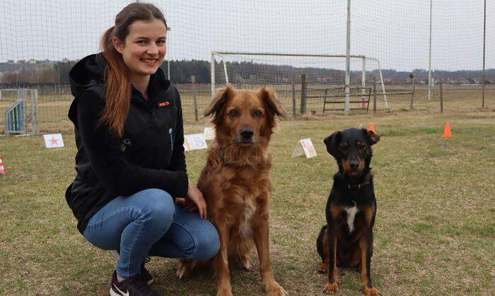 Ines Mußbacher ist eine der Trainerinnen; hier mit ihren Hunden Kira und Jacky.