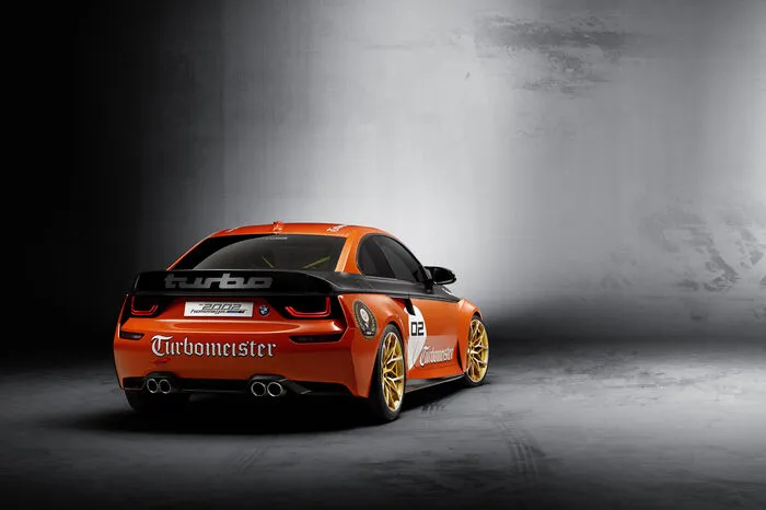 Die breiten Radhäuser zitieren damit die homologierte Version des BMW 2002 turbo, bei dem aufgrund der deutlich breiteren Spur extra verbreiterte Kotflügel auf die Karosserie aufgeschraubt wurden.