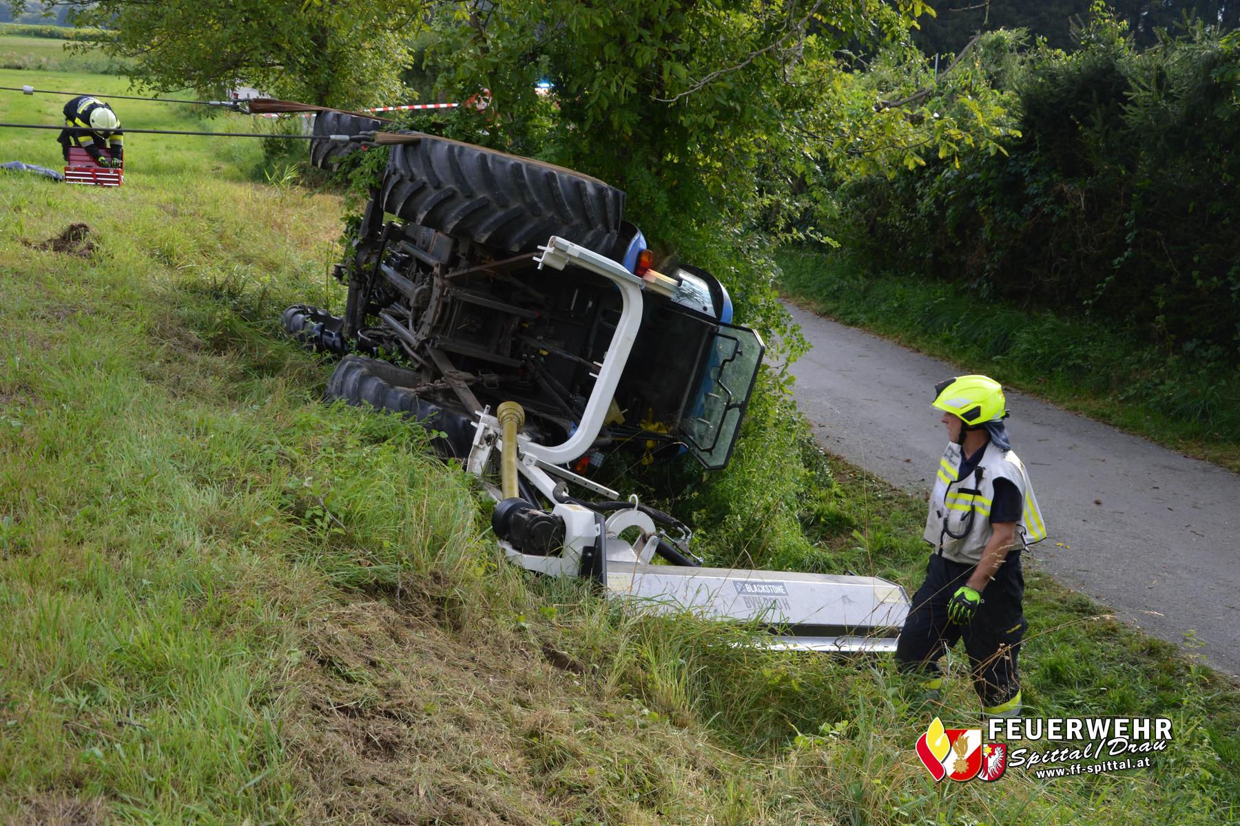 Traktor kippte in Kärnten über Böschung und wurde von Baum gestoppt