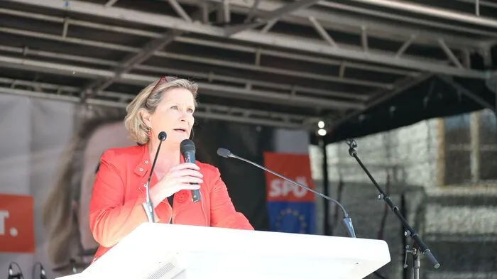 Bettina Vollath: "Pro Minute werden der Allgemeinheit zwei Millionen Euro durch Steuertricksereien genommen."