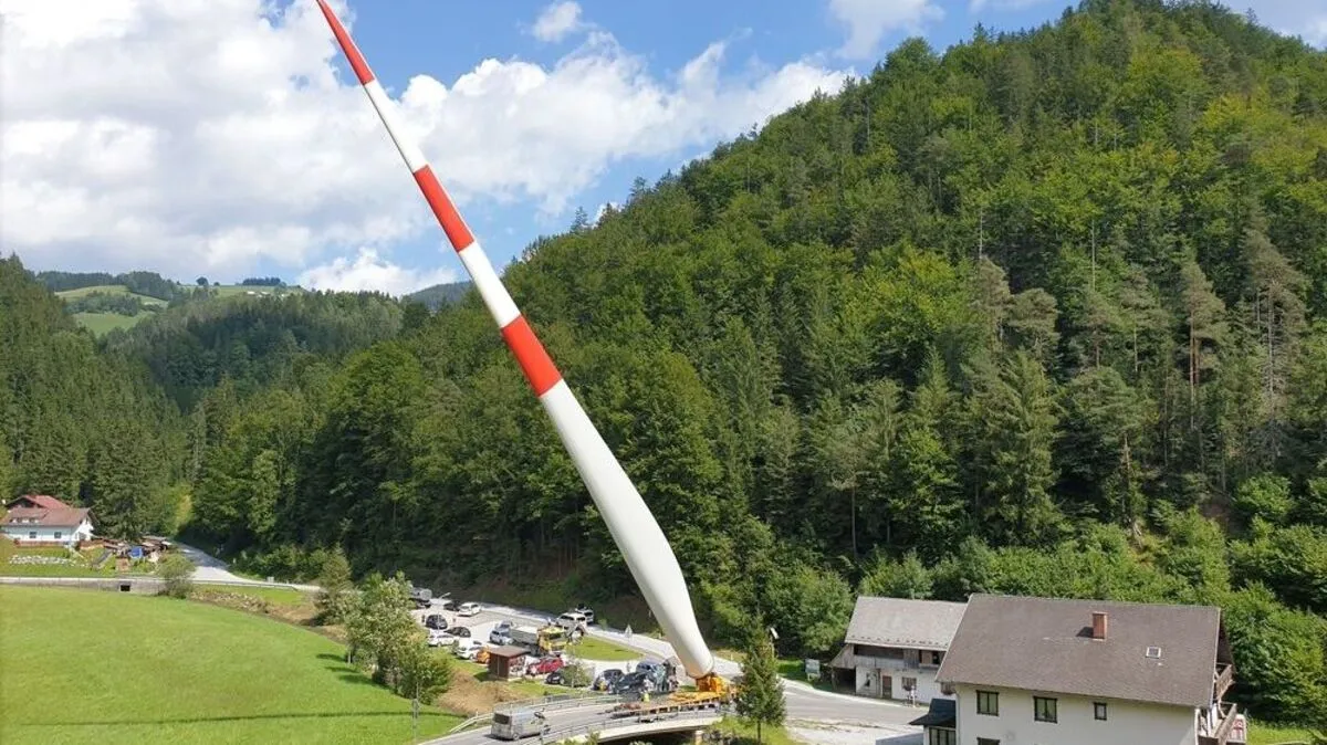 62 Meter lang ist einer der Flügel, der nun auf die Sommeralm transportiert wurde
