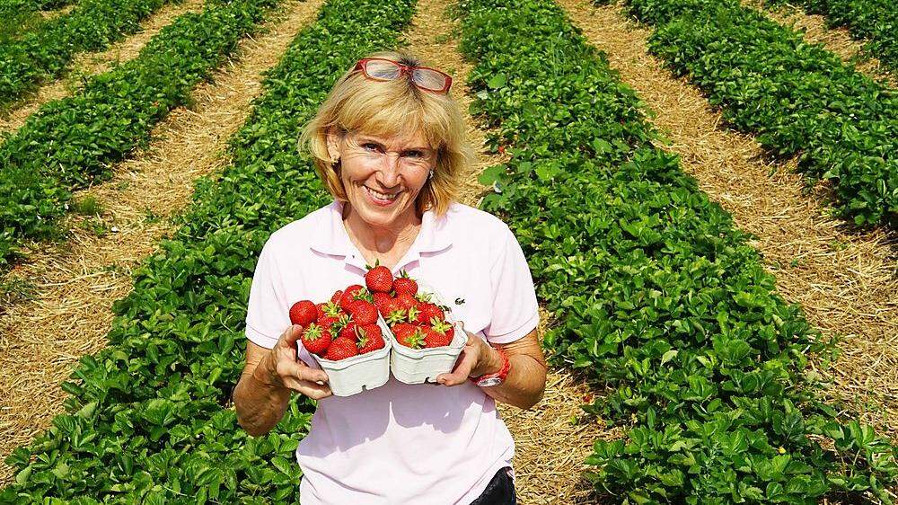 Johanna Weber vom Bartlbauer mit köstlichen Erdbeeren auf einem Feld im Lavanttal