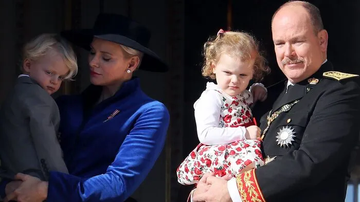 Gemeinsam mit Fürstin Charlene und den gemeinsamen Zwillingen Jacques und Gabriella verfolgte Fürst Albert von Monaco am Sonntag die traditionelle Zeremonie zum Nationalfeiertag auf dem Platz vor dem Fürstenpalast.