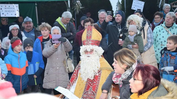 Auch der Nikolaus schaute beim Christkindlmarkt in Ferndorf vorbei