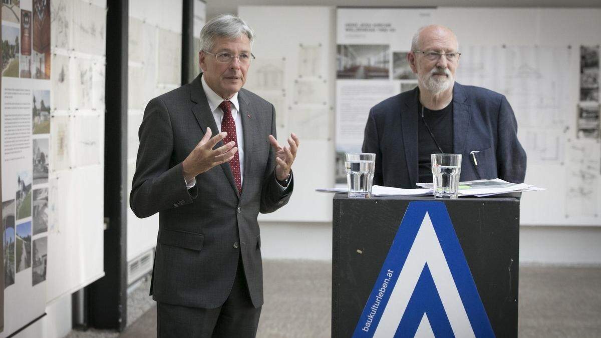 Landeshauptmann Peter Kaiser und Peter Nigst, Obmann des Kärntner Bauarchivs, im Klagenfurter Napoleonstadel