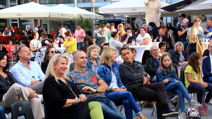 der Rathausplatz war voll besetzt, das Publikum klatschte begeistert zu den Melodien der beiden Barden und ihrer Band 