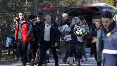 Angehörige treffen zur Trauerfeier ein