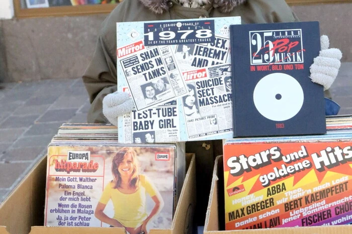 Das Angebot reichte von Mode und Accessoires bis hin zu Kosmetik, Kunstgegenständen, Literatur, Schallplatten und Antiquitäten. 