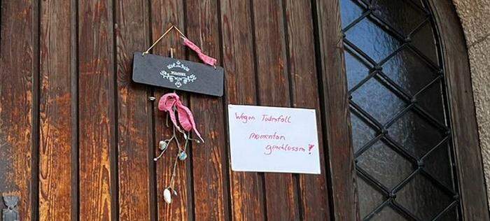 "Wegen Todesfall momentan geschlossen" – steht auf der Tür eines Gasthofs