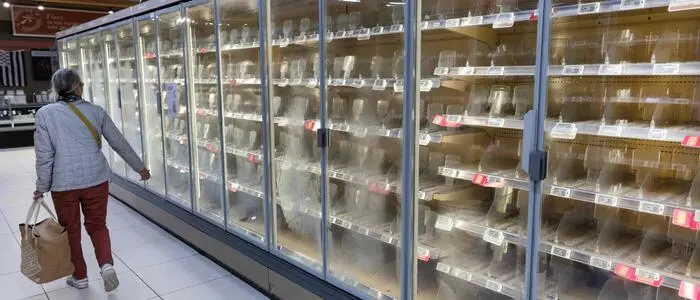 Eine Französin vor den leeren Tiefkühlregalen in Névez - die Lebensmittel mussten entfernt werden