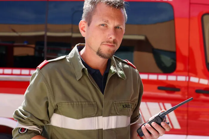 Gerald Kriegl, Feuerwehr-Flughelfer, koordiniert die Hubschraubereinsätze von ...