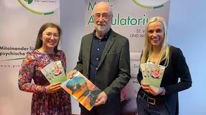 Zwei Frauen und ein Mann blicken in die Kamera | Ein Teil des Teams des Mini-Ambulatoriums: Anna Zarfl, Georg Spiel und Tanja Bleis