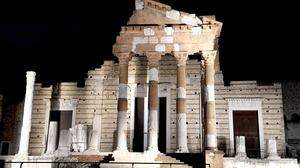 Das Capitolium aus dem ersten Jahrhundert vor Christus und wurde von Archäologen wieder aufgebaut. Die weißen Steine sind original, die dunklen sind später hinzugefügt worden