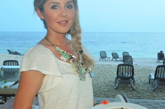 Rohe Scampi und Austern, serviert von Juniorchefin Marija Golomëic, sind ein besonderer Leckerbissen am Materada Beach.