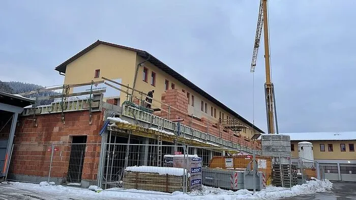 Das bestehende Gebäude wird verbreitert, die Arbeiten laufen auf Hochtouren