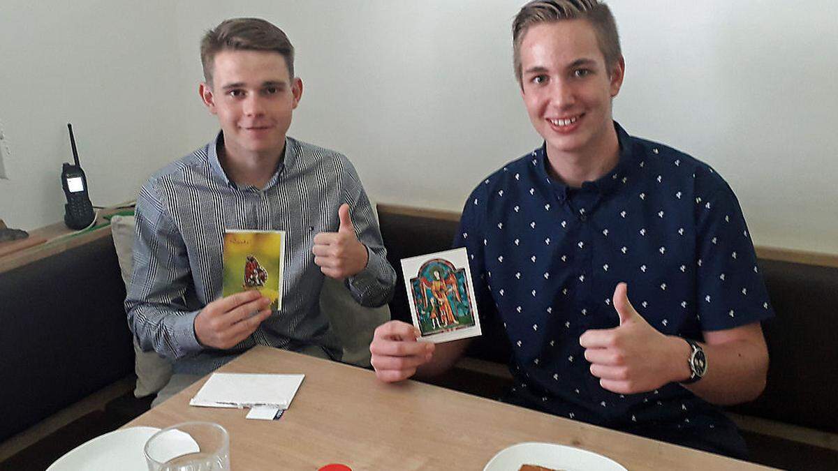 Julian Schuhleitner und Jonas Raffeiner auf der Polizeidienststelle in Landl mit den Dankesschreiben