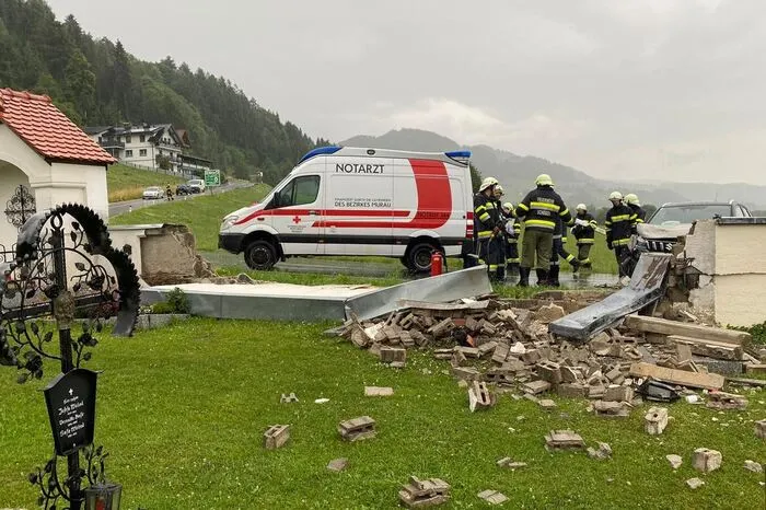 Die Rettung brachte den Lenker ins Spital nach Tamsweg.