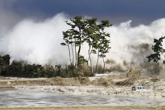 16,70 Meter: Das Beben löste einen Tsunami aus, der Japans Küsten bereits 30 Minuten später erreichte. Die Japanische Meteorologiebehörde maß als höchsten Wert der Flutwelle eine Höhe von 9,30 Meter in Soma im Verwaltungsbezirk Fukushima.
