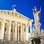 ++ THEMENBILD ++ Illustration zum Thema: "NR-Wahl-Lexikon - Was ist der Nationalrat und welche Aufgaben hat er?" Das österreichische Parlament und davor die Statue der Pallas Athene; aufgenommen am Freitag, 03. November 2023, in Wien.