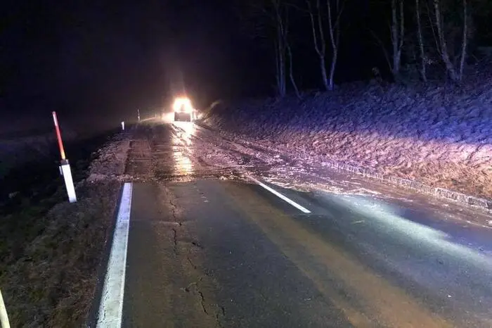 Durch die heftigen Regenfälle ging auf der B 92 Höhe CHK-Metalle am Sonntag in den frühen Morgenstunden eine Mure ab und verlegte die Straße. Die FF Brückl unterstützte die Straßenmeisterei Eberstein.