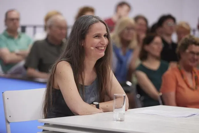 49. Tage der deutschsprachigen Literatur - Ingeborg-Bachmann-Preis 2025 - Lesungen und Diskussionen - 49. Tage der deutschsprachigen Literatur 2025, Ingeborg-Bachmann-Preis Tag 2, Lesungen und Diskussionen, Almut Tina Schmidt - Im Bild: Almut Tina Schmidt. Foto: ORF/ORF - Kärnten/Johannes Puch. Veröffentlichung honorarfrei nur für redaktionelle Berichterstattung in Sendungszusammenhang und mit Copyrightangabe. Kontakt: foto@orf.at