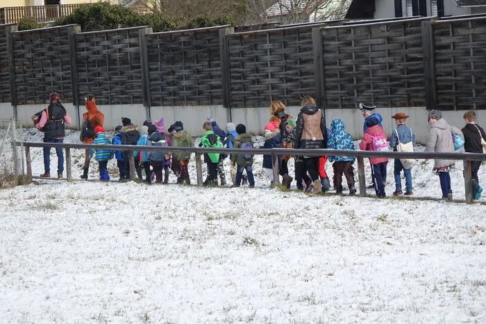 Durch den Schnee ging es in Richtung Wirtshaus Ritschi. Dort wurden die Kinder schon sehnsüchtig erwartet.