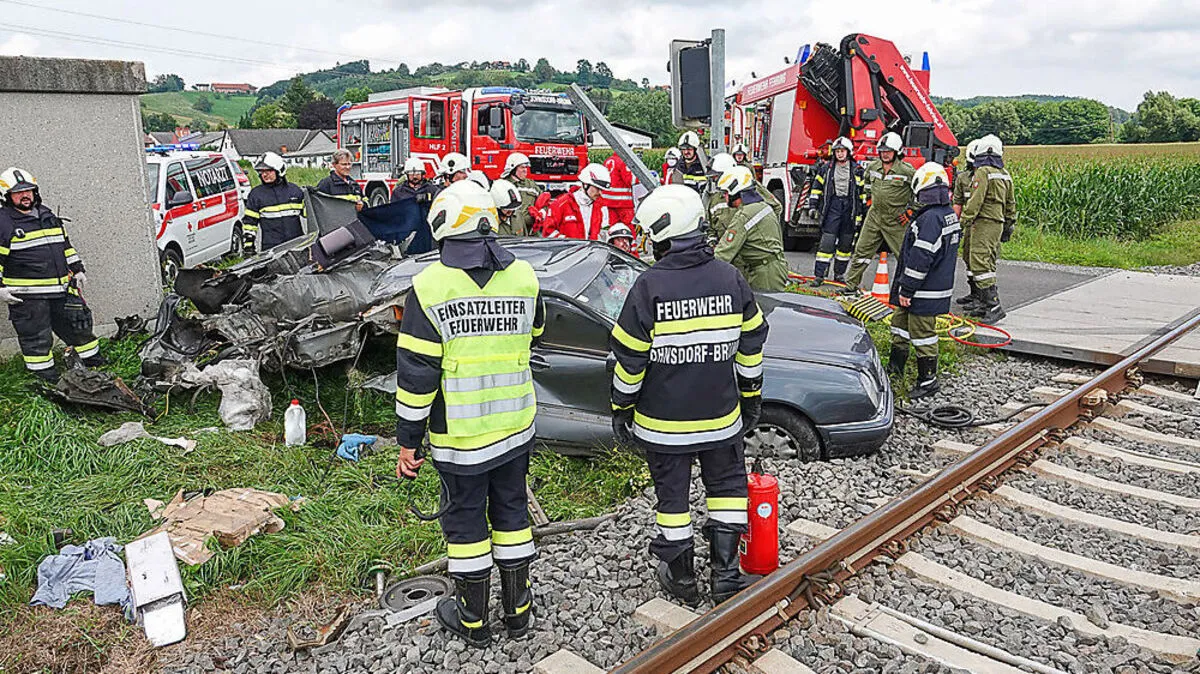 Das Auto wurde durch den Aufprall fast in zwei Teile zerrissen