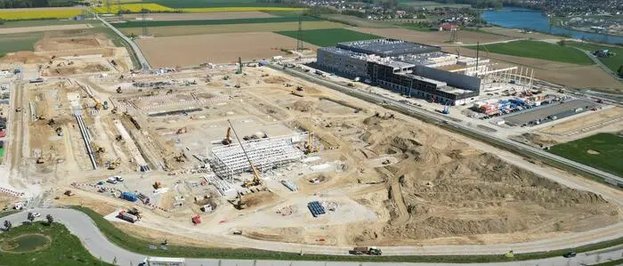 Luftaufnahme der Baustelle des Google-Rechenzentrums in Kronstorf, aufgenommen Ende April 2026