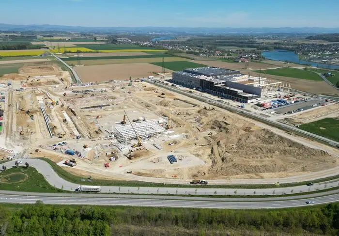 Luftaufnahme der Baustelle des Google-Rechenzentrums in Kronstorf, aufgenommen Ende April 2026