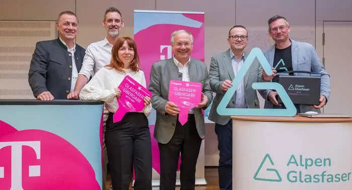 Feldbach: Ausbau Glasfaser-Netz Ingo Lorenzoni (Alpen Glasfaser), Alexander Schweiger (Magenta Telekom), Anna Sammer (Magenta Telekom), Bürgermeister Josef Ober, Leiter der Abteilung Infrastruktur Achim Konrad (Stadtgemeinde Feldbach), Manfred Sommer (Alpen Glasfaser)