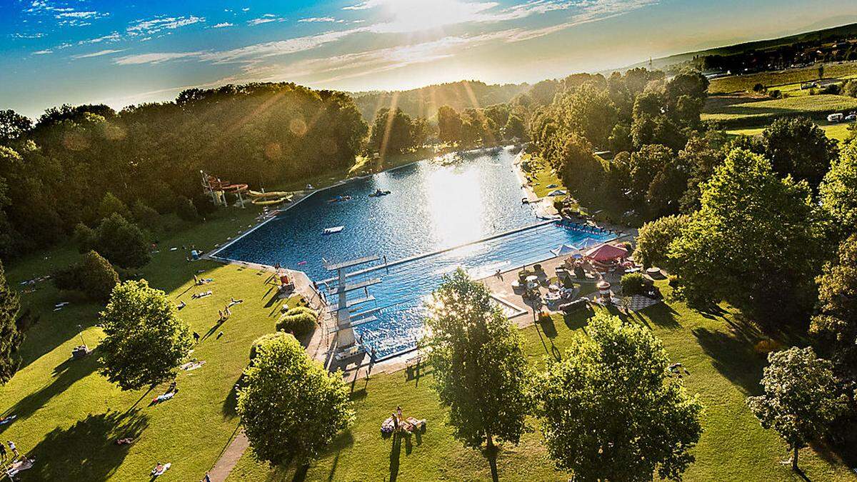 Im Freibad Fürstenfeld, dem größten Beckenbad Europas, dürfen 1530 Schwimmer gleichzeitig ins Wasser