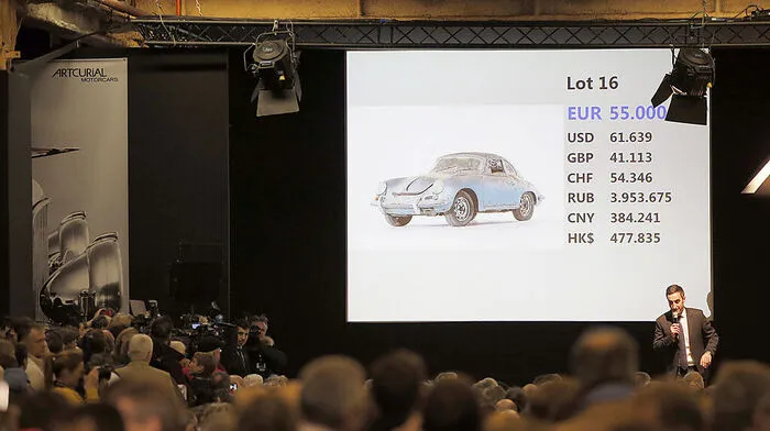 Extravagente und wertvolle Oldtimer werden derzeit bei einer Auktion in Paris versteigert