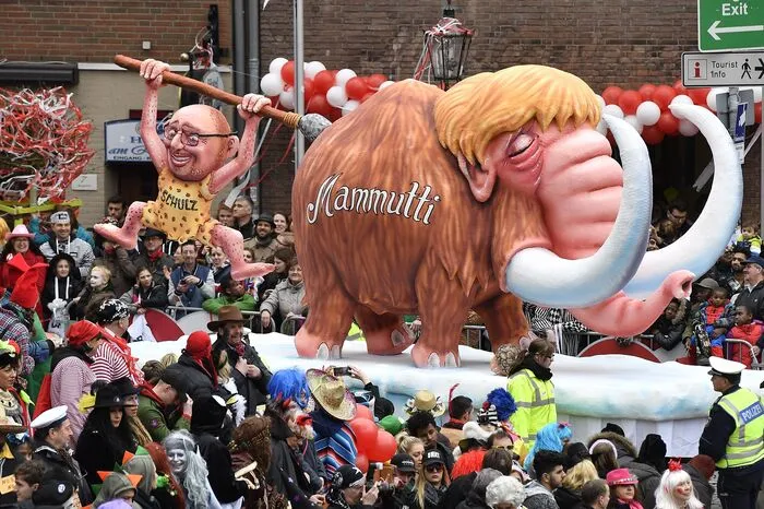 Angela Merkel als "Mammutti" mit SPD-Kanzlerkandidat Martin Schulz als Tarzan.
