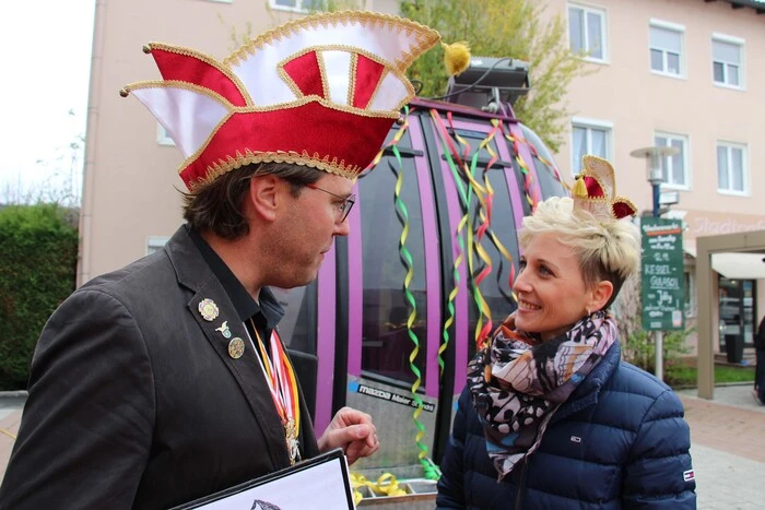 Die Truppe um Andreas Hobel hatte auch diesmal wieder eine Überidee. Sehr zur Freude der Stadtverantwortlichen präsentierte sie die "St. Andräer Umfahrung", welche sich als Hochschaubahn in schmucker Gondel präsentierte.