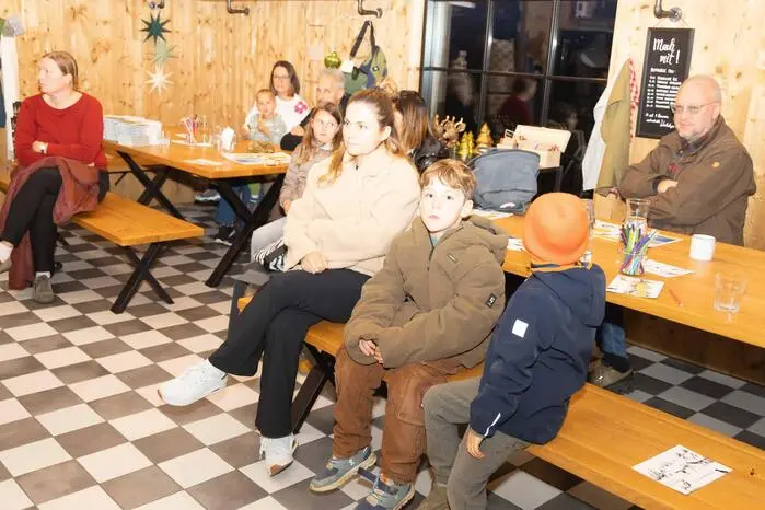 Die Kinder lauschten gespannt den Erzählungen der Autorin