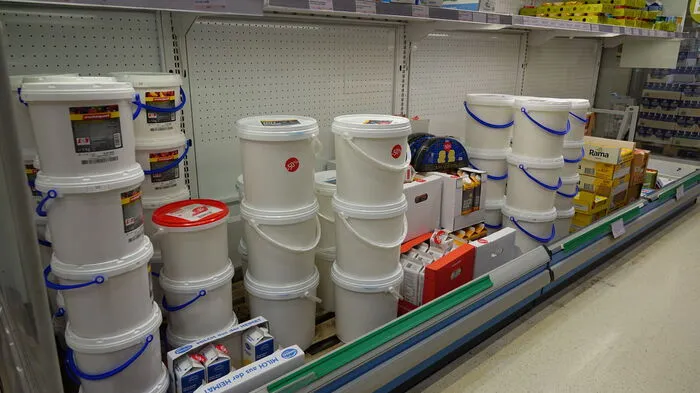 Kübelweise Milch und Joghurt müssen jeden Tag vernichtet werden.