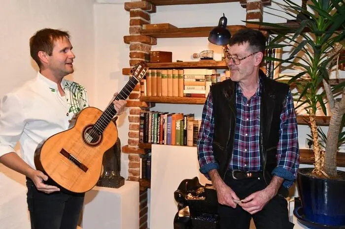 Musikalisch begleitet wurde die Eröffnung von Gernot Unterweger. 