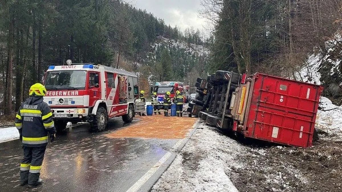 Der Sattelschlepper kam seitlich liegend zum Stillstand 