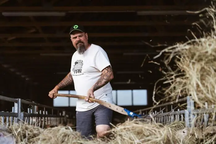 Eintauchen in die Welt der nachhaltigen Landwirtschaft und kulinarische Lammspezialitäten
vor Ort genießen und einkaufen. Shoafbauer
Thomas Koch – gelernter Pfleger – hat sich
nach einem Schicksalsschlag der Schafzucht
verschrieben und den elterlichen Nebenerwerbshof zu einem der größten nachhaltig
geführten Schafzuchtbetriebe Kärntens entwickelt. Tierwohl, bewusster Umgang mit den
Produkten und der Erhalt alter Schafrassen
stehen im Zentrum seines Handelns. Beim
Hoffest gibt er Einblick in seine Arbeit und
lädt zum Genießen ein. Anschließend liest
der vielfach ausgezeichnete Autor Franzobel
aus seinem aktuellen Roman „100 Wörter
für Schnee“ – ein literarischer Ausklang in bäuerlicher Atmosphäre.
Der Eintritt ist frei, die Anmeldung erforderlich: www.visitklagenfurt.at/erlebnisse oder 0463/287 463-0.