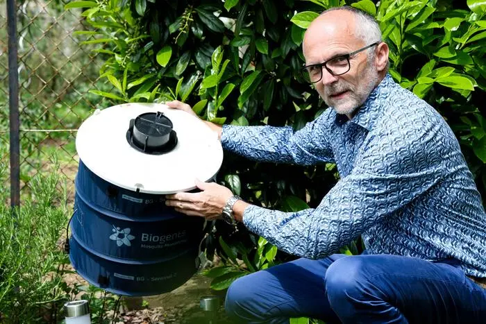 Erwin Wieser mit einer Tigermückenfalle