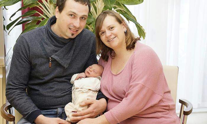 Die glücklichen Eltern Heidi und Andreas mit ihrem Sohn Julian
