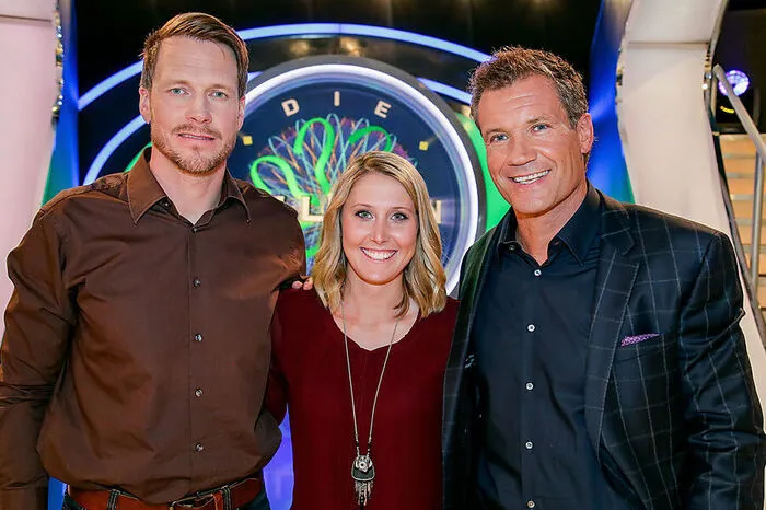 Zum ersten Mal sitzt sich in der Quizshow das Brüderpaar Assinger gegenüber: Roland (43), Speed-Trainer von Österreichs Ski-Damen, und Moderator Armin (52). In der Mitte Cornelia Hütter, mit der Roland Assinger im Team antritt.